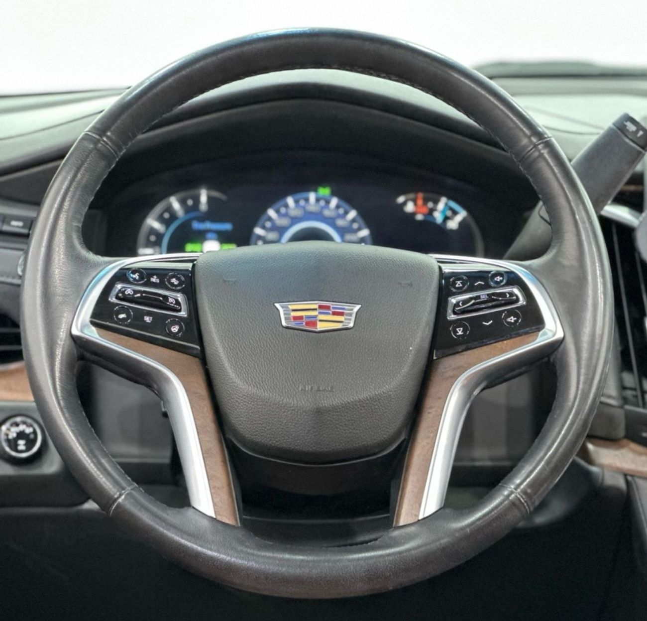 كاديلاك إسكالاد Std 6.2L 2019 Cadillac Escalade, 6.2 V8 4WD, 420bhp, 10 Auto Speed Gearbox. AED 199,000 or AED 3,117