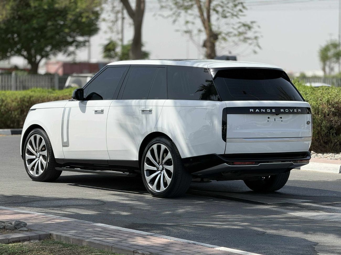 Land Rover Range Rover Autobiography P530 4.4L GCC SPEC NEAT AND CLEAN UNDER WARRANTY AND SERVICE