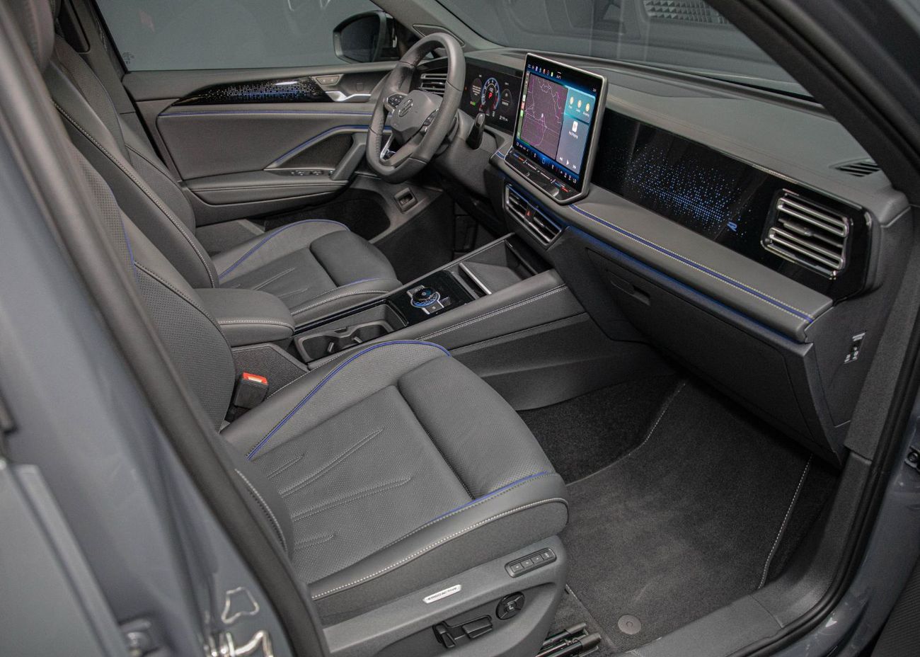 Volkswagen Tiguan R-Line 2.0L 2,195x60 • 20% DP • 2025 Volkswagen Tiguan R-Line Black Edition • VW Warranty + Service 