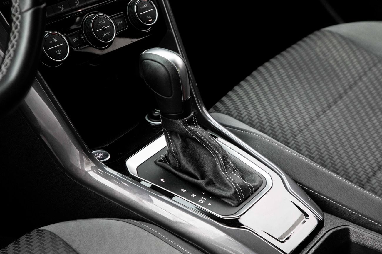 Volkswagen T ROC T-Roc R-Line | 1,469 P.M | 0% Downpayment | Low Kilometers!