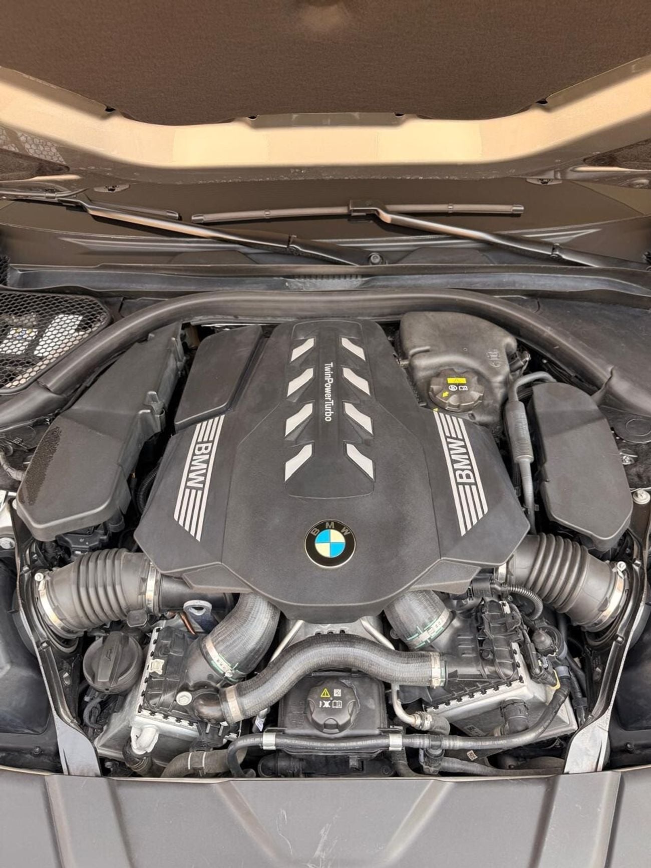 بي أم دبليو 750Li إكس درايف إم سبورت FULL WARRANTY + SERVICE PACKAGE UNTIL Nov'2027