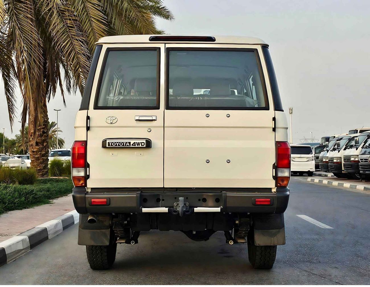 تويوتا لاند كروزر 70 LC76 / V6 / 4.2L DIESEL / M/T / POWER WINDOWS WITH LEATHER/ 4WD (CODE # 68037)