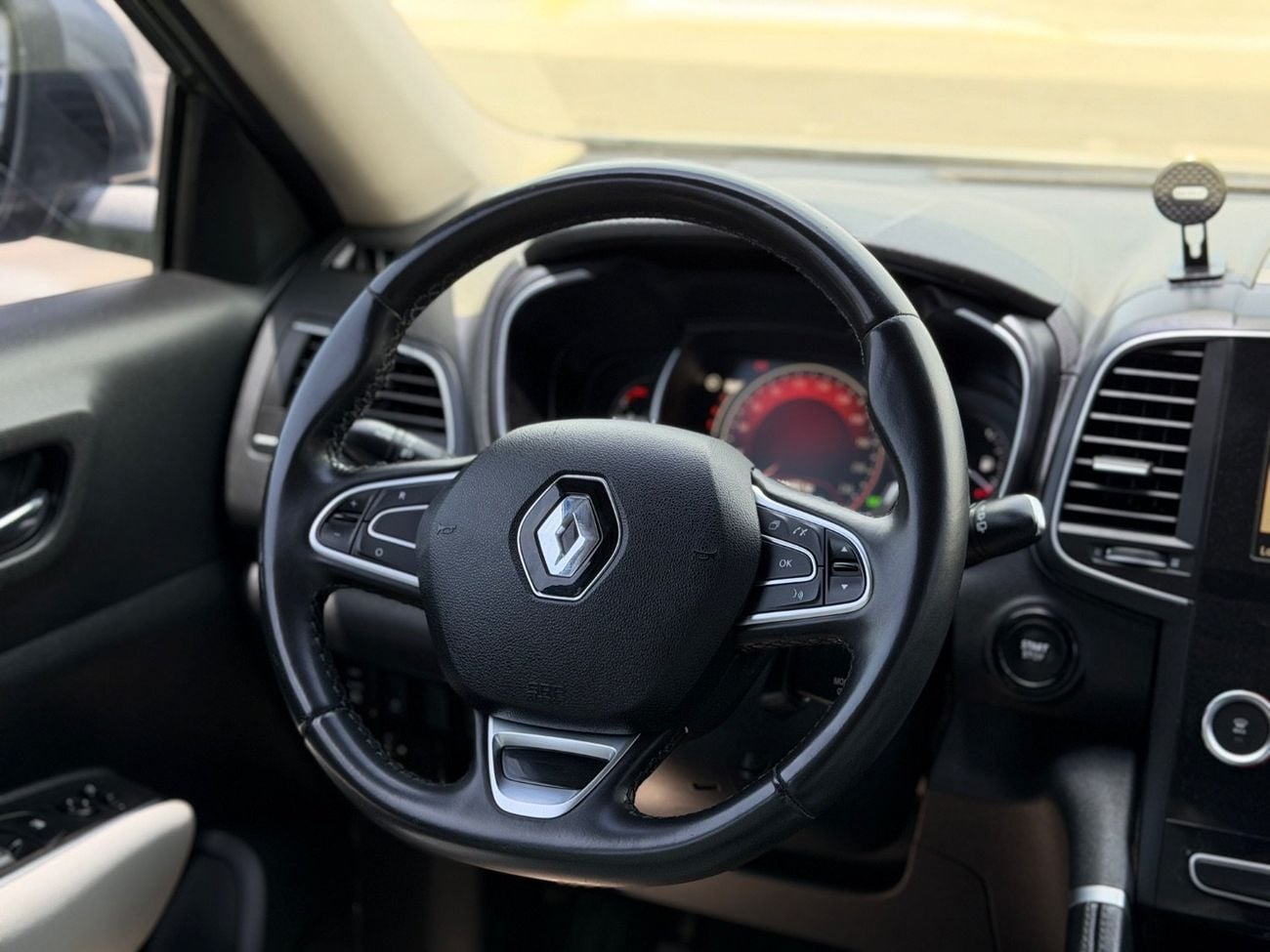 Renault Koleos 2.5L LE (4WD) Renault Koleos 4WD Full Option / GCC / 2018 / Free Accident