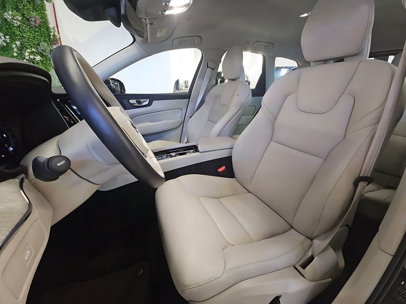 Volvo XC60 2023 Volvo XC60-B5 / GCC / Dealer warranty and service contract