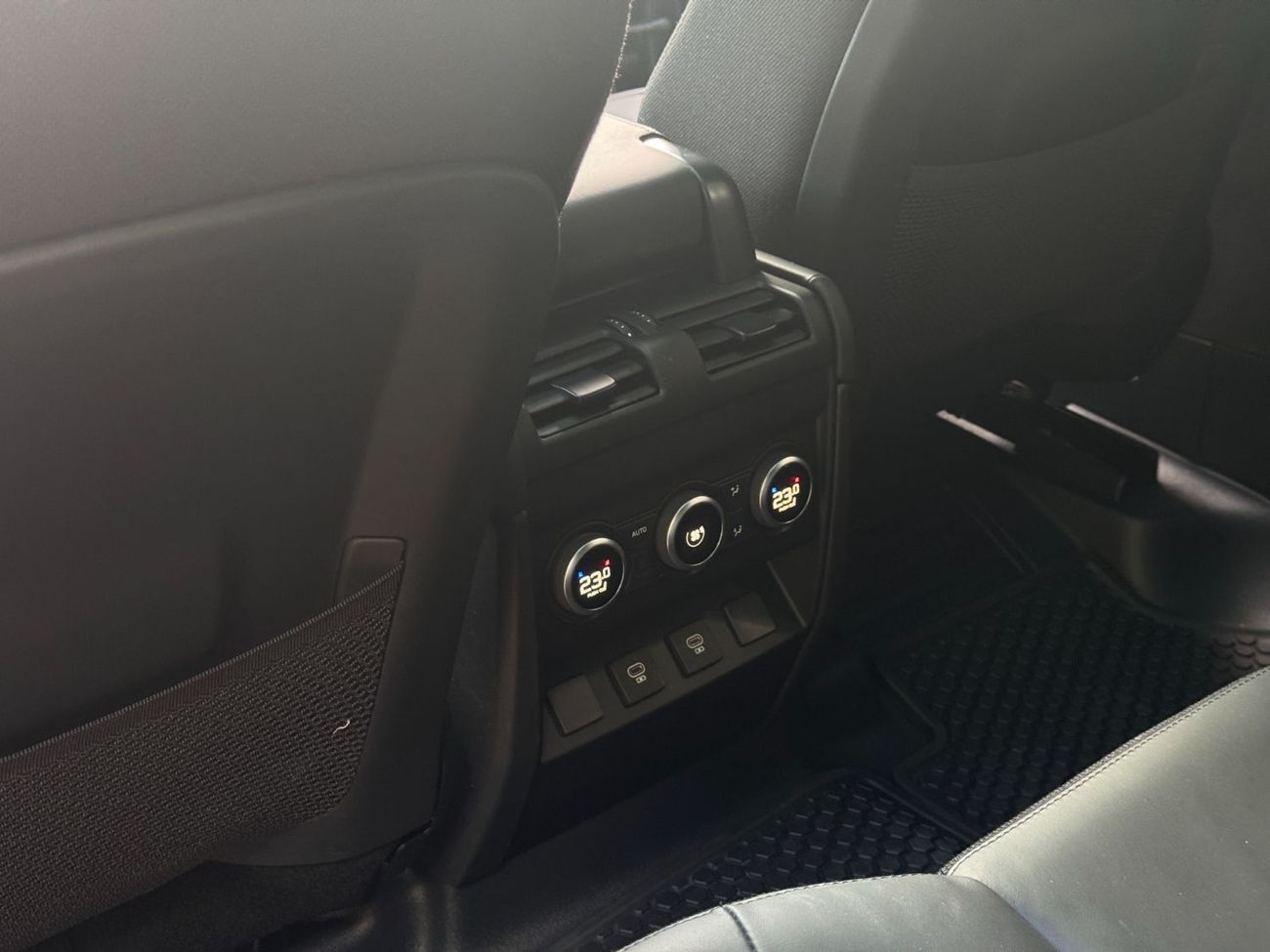 لاند روفر ديفندر 110 X P425 5.0L V8 IN RIGHT HAND DRIVE