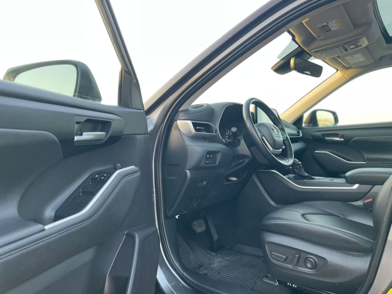 تويوتا هايلاندر 2023 Toyota Highlander XLE 2.4L V4 Turbo Full Option - Full 7 Seater Trunk Auto - Wireless Charge -