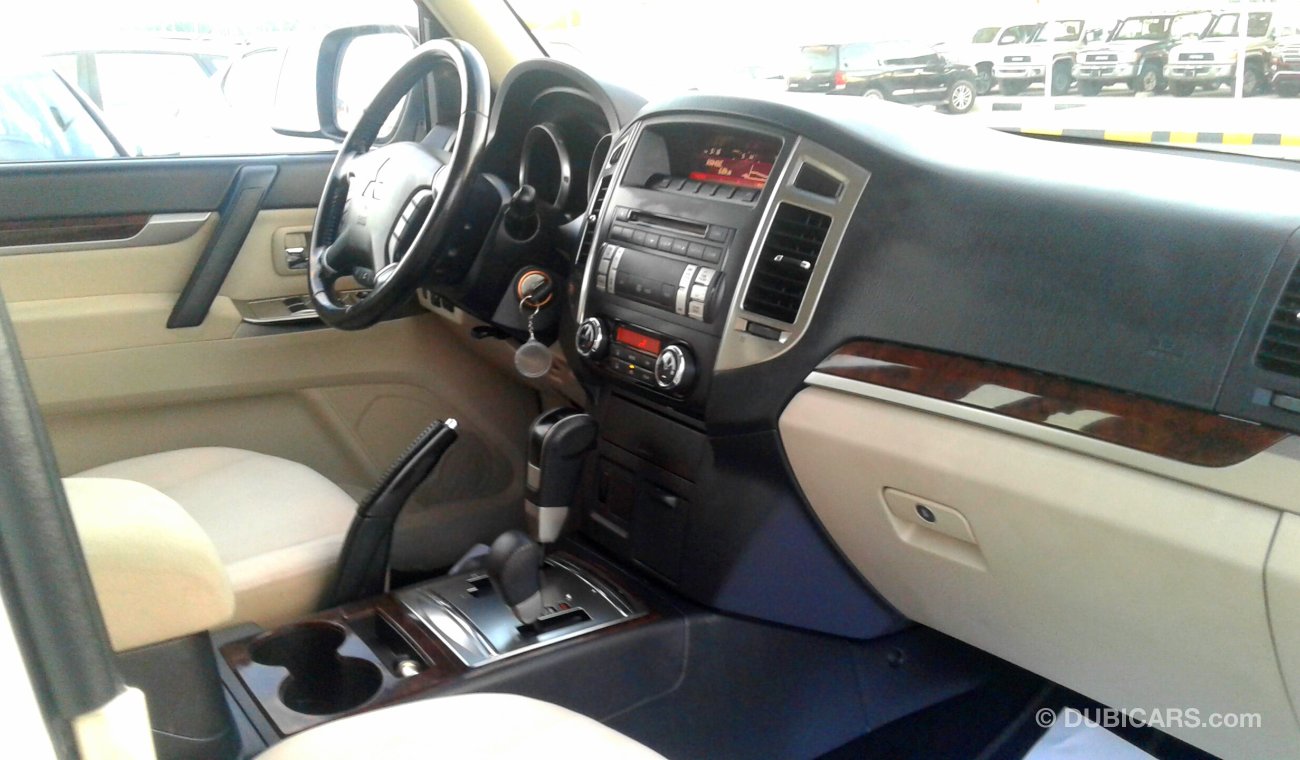 Mitsubishi Pajero 2015   NO PIANT NO ACCIDENT GCC PERFECT GLS V6 NUMBER 2