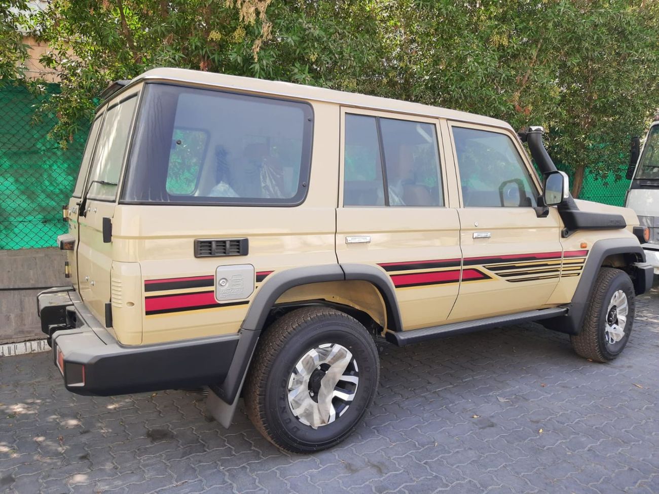 تويوتا لاند كروزر 70 TOYOTA LAND CRUISER LC76 4.0L AT FULL OPTION