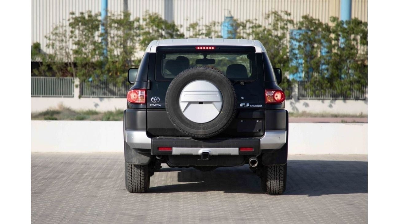 تويوتا إف جي كروزر تويوتا اف جي كروزر 4.0 جي بي ال 2023 - اسود ابيض من داخل اسود | تصدير فقط