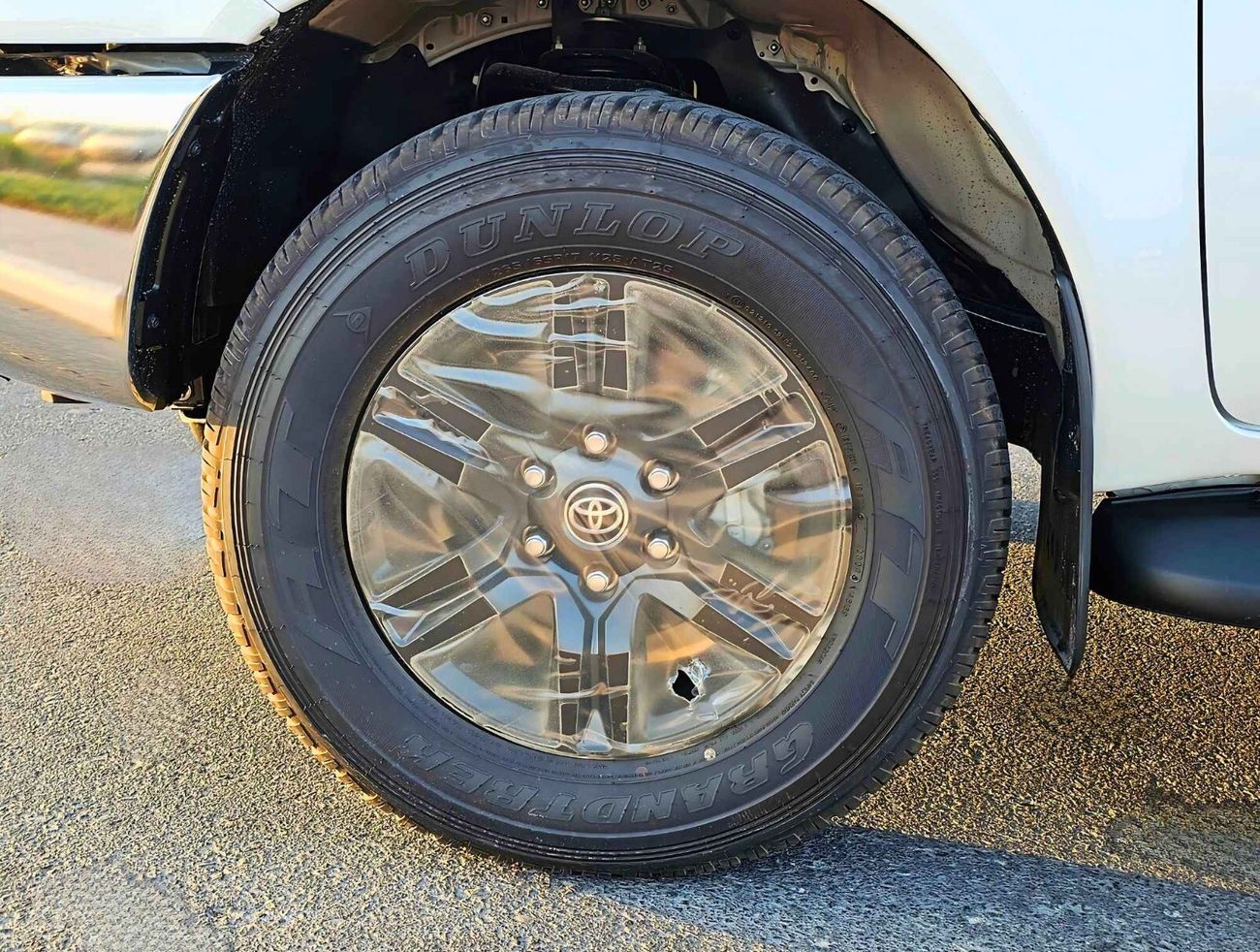 Toyota Hilux SR5 / GLXV / WIDE BODY /  A/T / 2.7L V4 PETROL / PUSH START / DVD+CAMERA / FULL OPTION (CODE # GLX-V