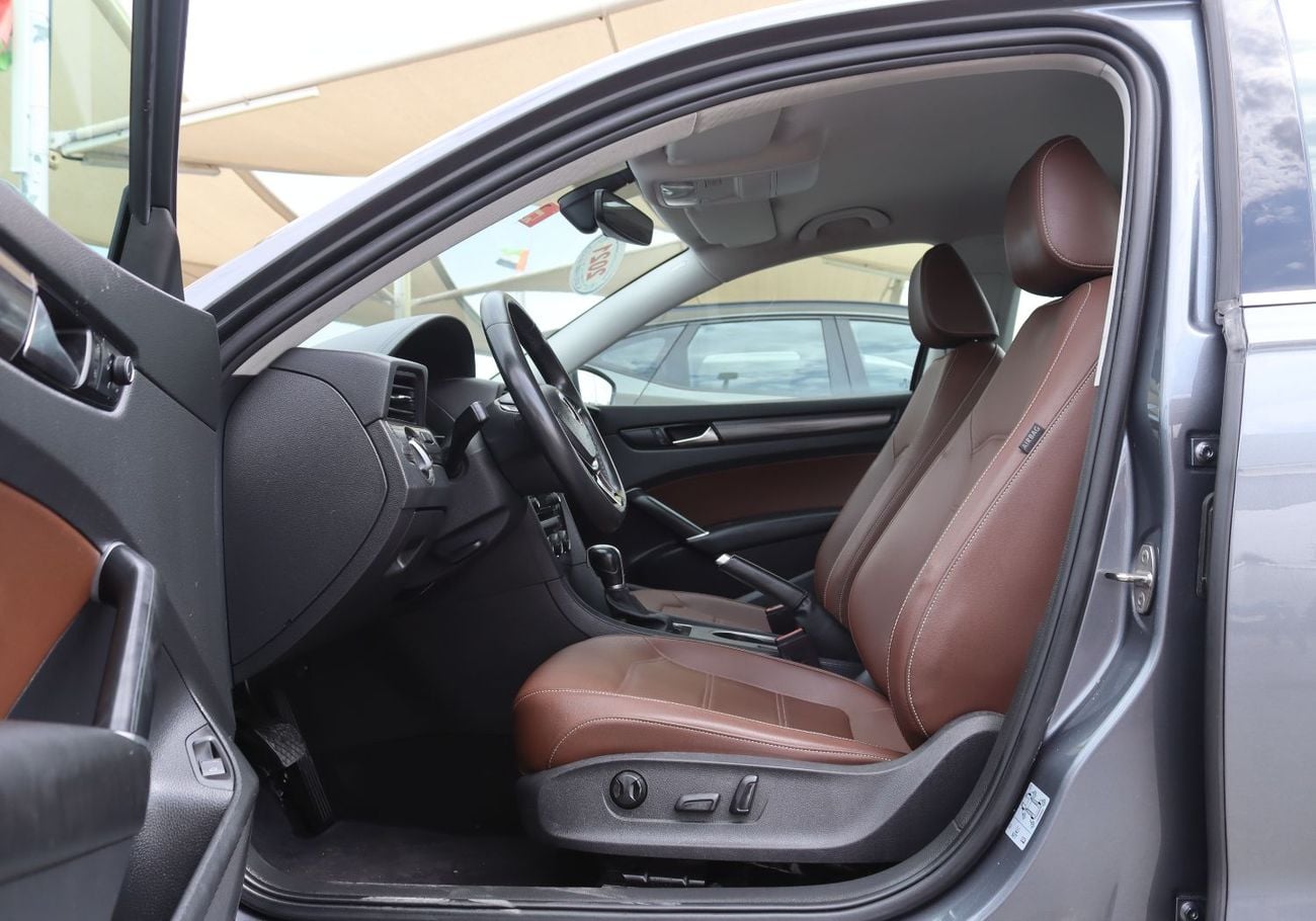 Volkswagen Passat SEL 2.5L Volkswagen Passat - 2021 - GCC- Accident-free - Low Mileage - excellent condition, inside a
