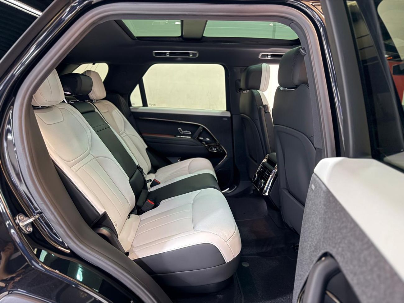 لاند روفر رينج روفر سبورت P400 DYNAMIC SE 2025