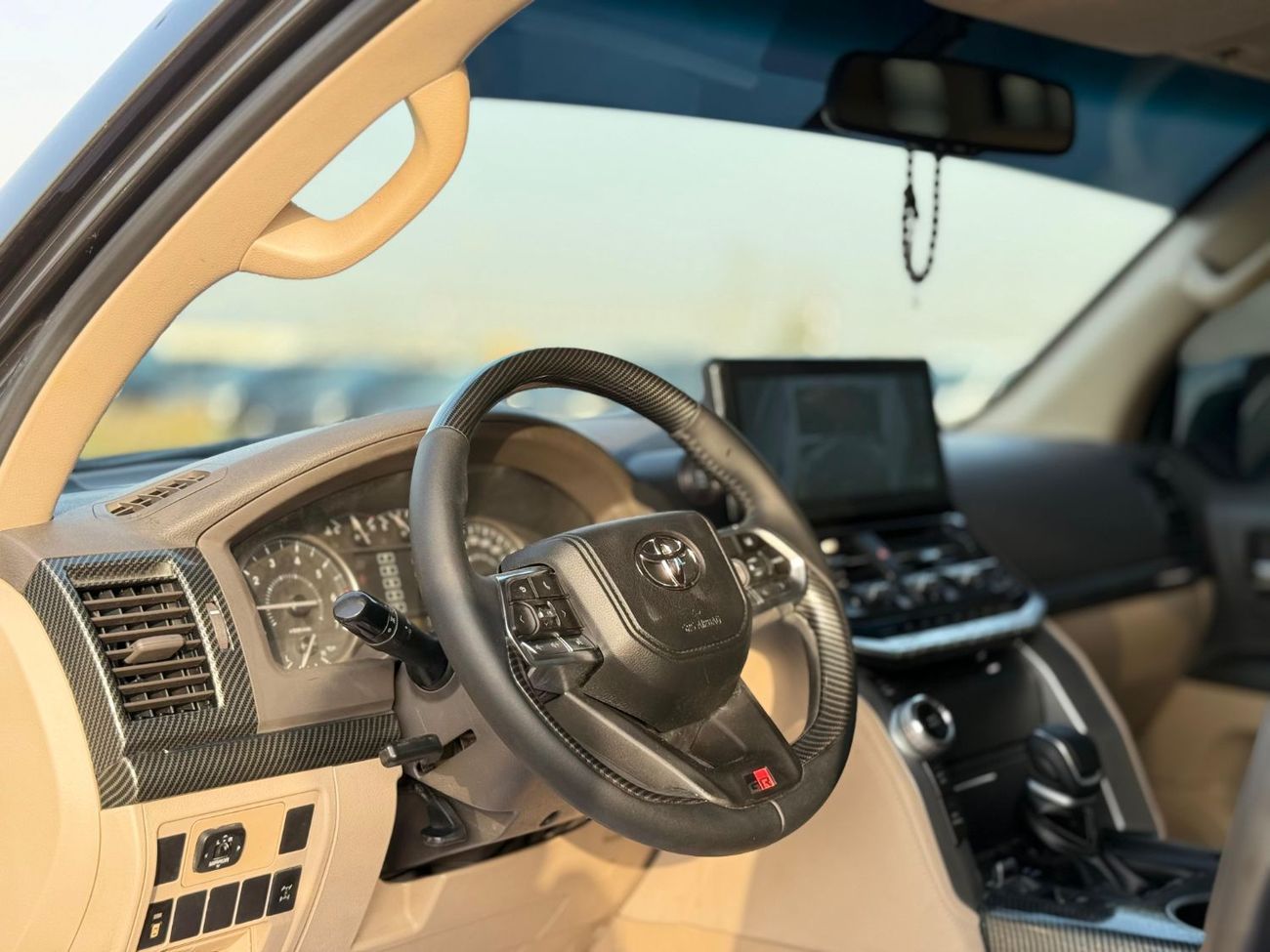 Toyota Land Cruiser Toyota Landcruiser Lc200,2015 grey colour and biegie interior ,Gcc specs LHD petrol engine..8seaters