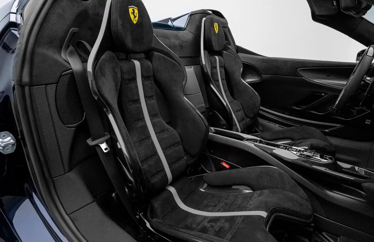 فيراري SF90 سبيدر 4.0L Twin-Turbocharged V8 + 3 Electric Motors