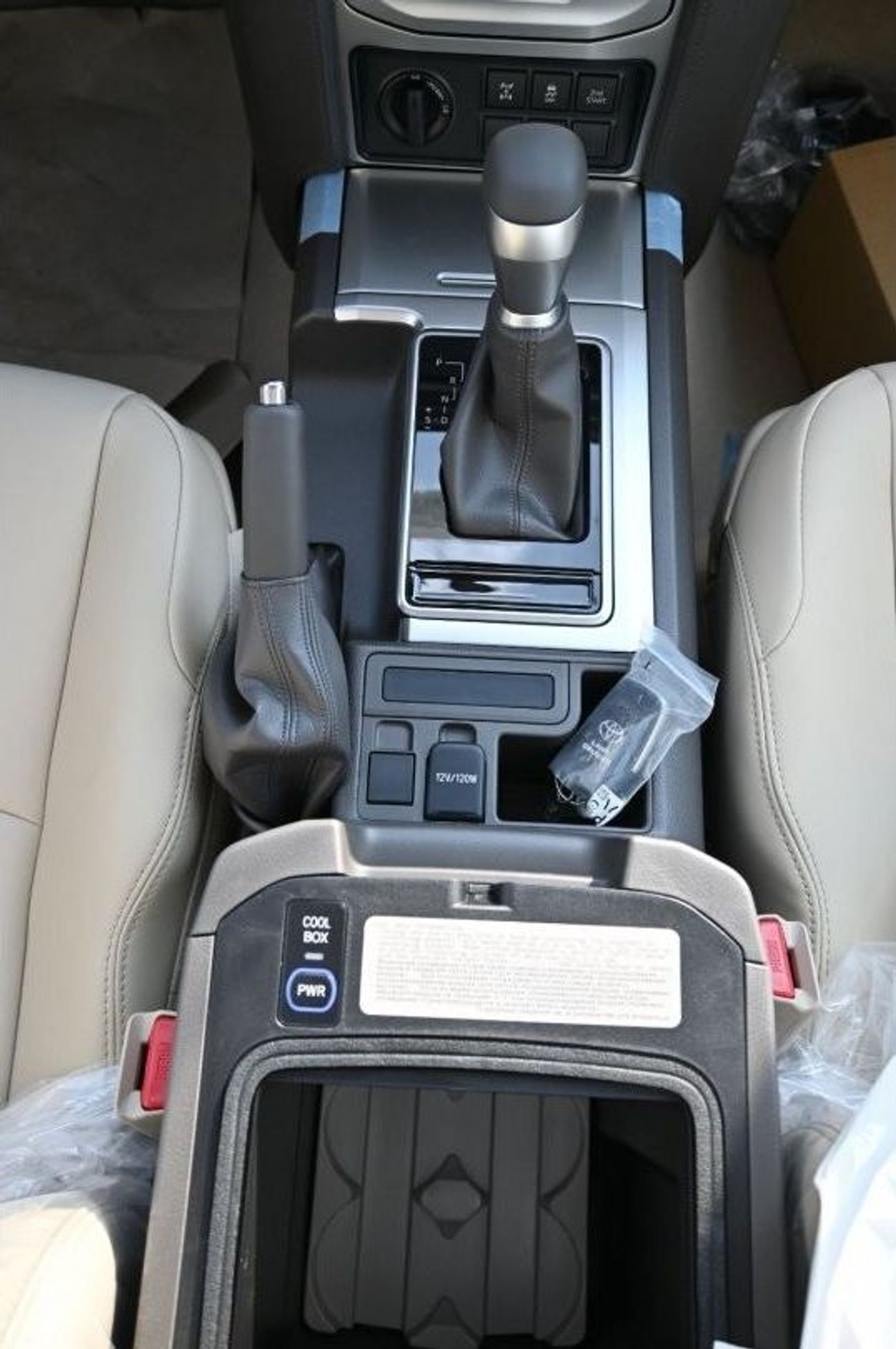 تويوتا برادو تويوتا لاندكروزر برادو 4.0 لتر TX.L بنزين ، دفع رباعي ، 5 أبواب ، مثبت سرعة ، فتحة سقف ، مقاعد كهربا