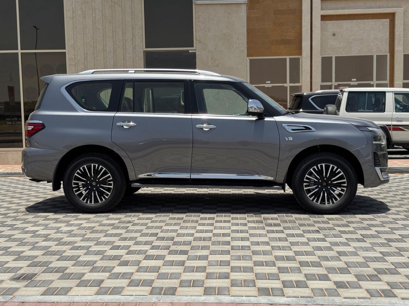 نيسان باترول نيسان باترول بلاتينيوم V8 موديل 2024 – رمادي | صفر كيلومتر | فل أوبشن