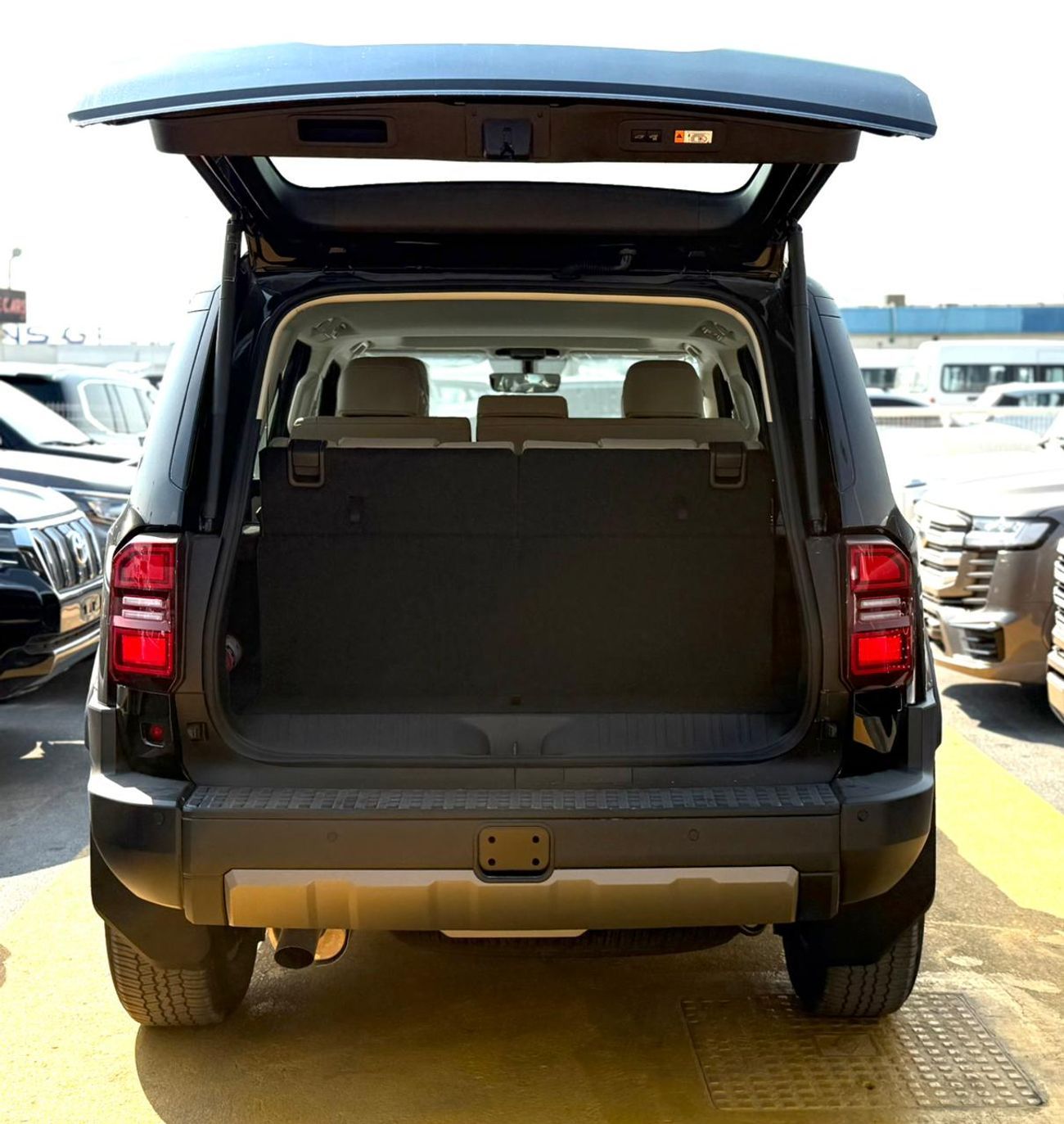 تويوتا برادو TOYOTA PRADO  2.4 L     V4  MODEL 2026  HP.    264 INTERIOR BAGE  COLLAR black