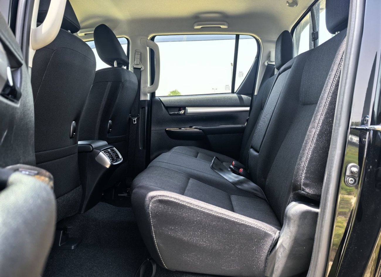 Toyota Hilux D/CAB,PICKUP,2.7L,4X4,DIGITAL AC,WOODEN INTERIOR,BLIND SPOT,DVD+CAMERA,DIFF LOCK,M/T,2 COOL BOX,2025