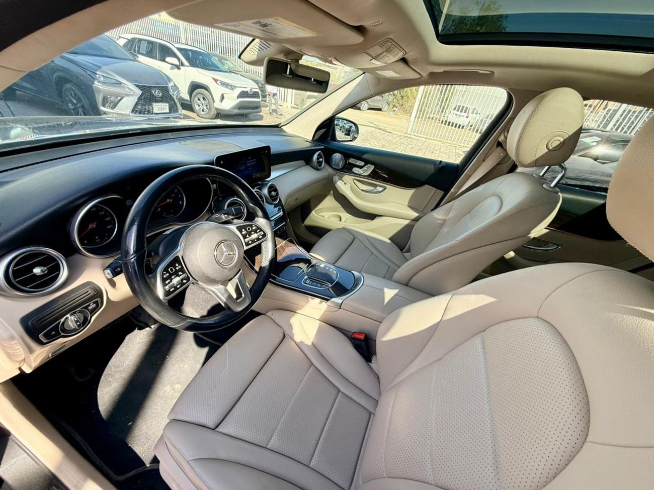 مرسيدس بنز GLC 300 2020 Mercedes benz GLC C300 4matic 4x4 full option Panoramic roof. 360 cameras. Auto parking etc