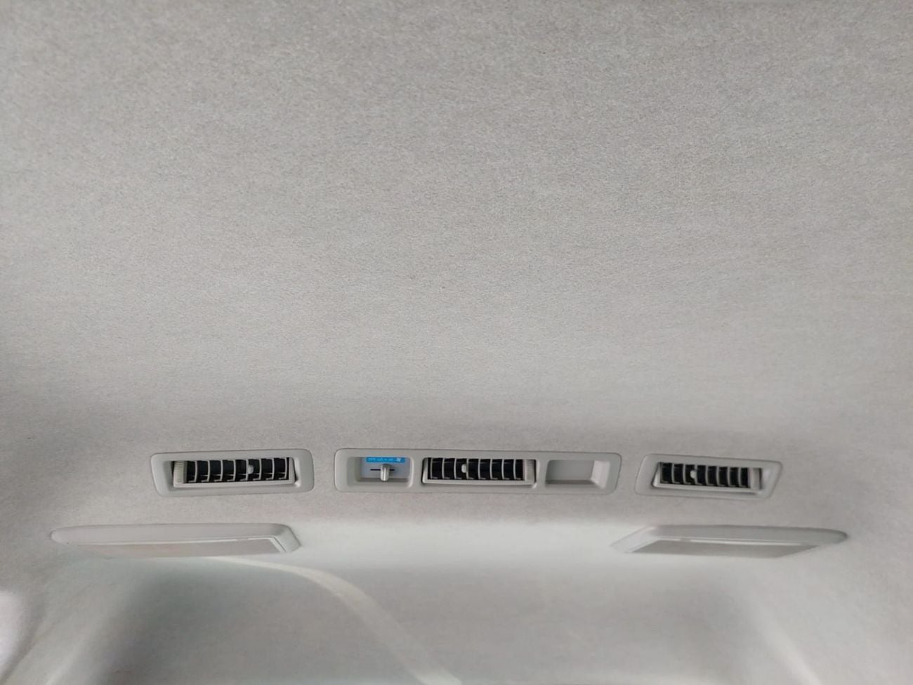 Toyota Hiace (RAMADAN OFFER) TOYOTA HIACE COMMUTER VAN RHD 2018 MODEL 2.5 L DIESEL MANUAL(PM73780)