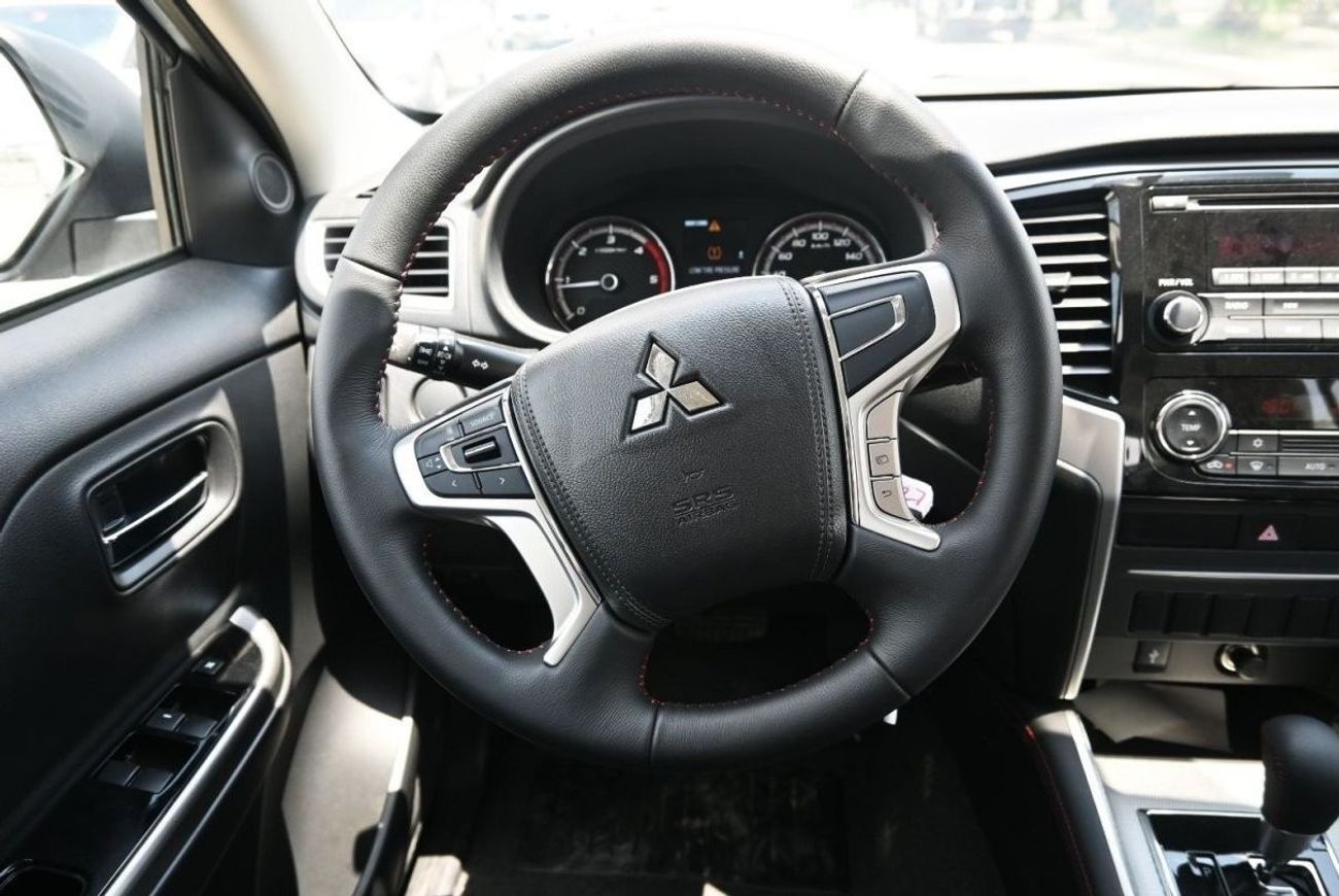 ميتسوبيشي L200 ميتسوبيشي L200 ديزل فل أوبشن أوتوماتيك 2.4 لتر أبيض من الخارج أسود من الداخل