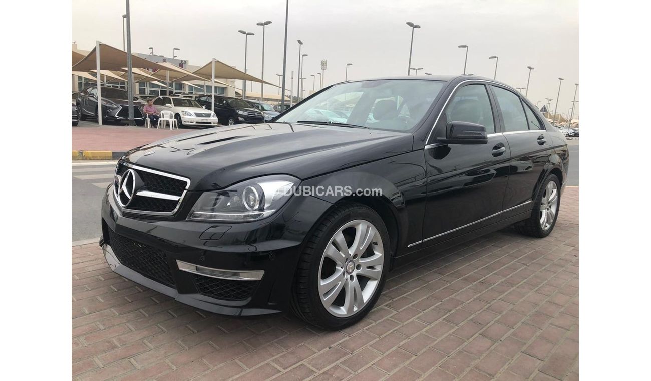 مرسيدس بنز C 300 موديل 2011 وارد نظيفه جدا بدون صبغ فل اوبشن فتحه وجلد ومتبت سرعه وتحكم بالاستيرنج وكاميرا خلفيه ونظا