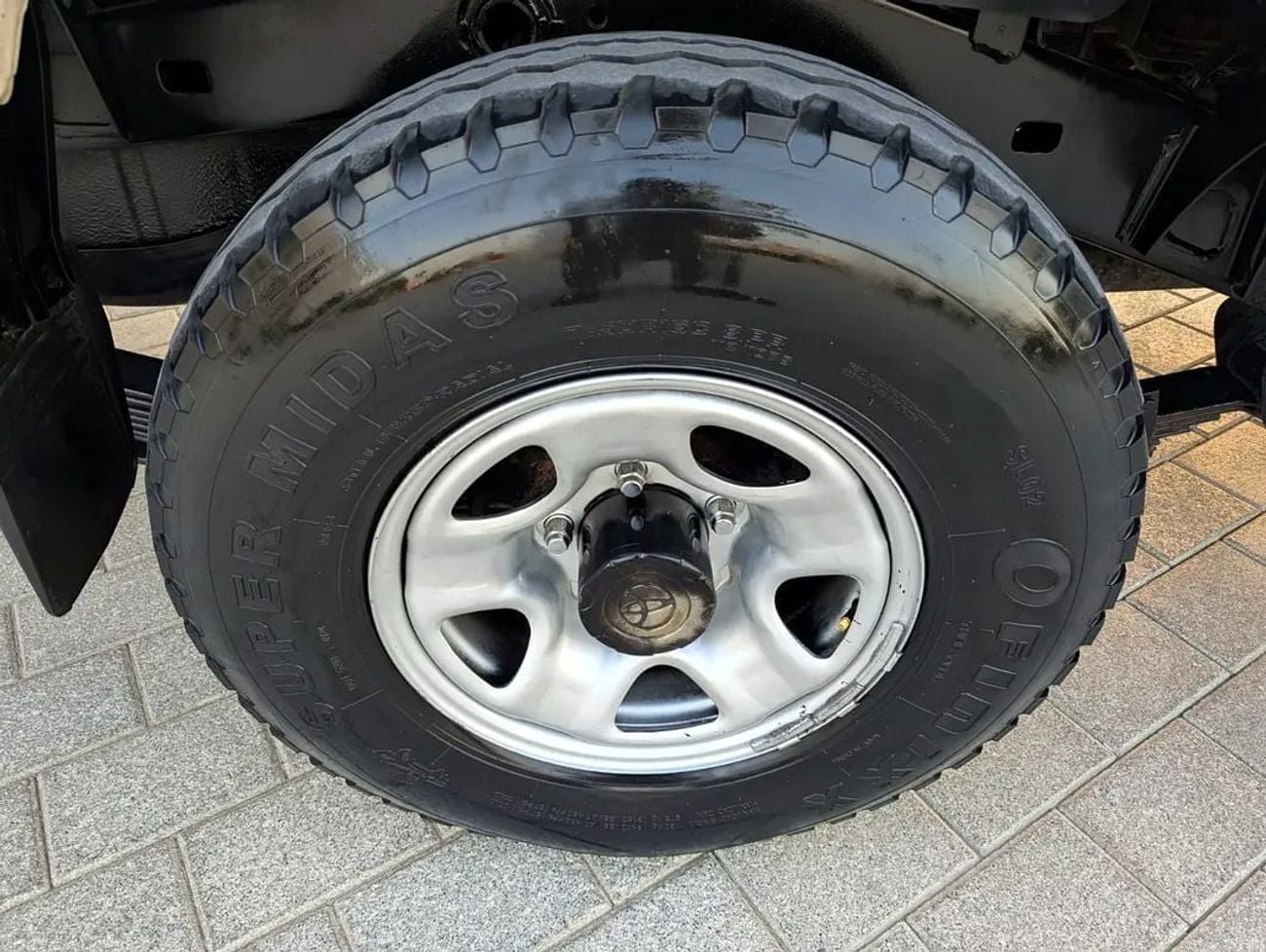 تويوتا لاند كروزر 70 LC79 LX محرك V6 سعة 4.0 لتر، بحالة داخلية وخارجية ممتازة