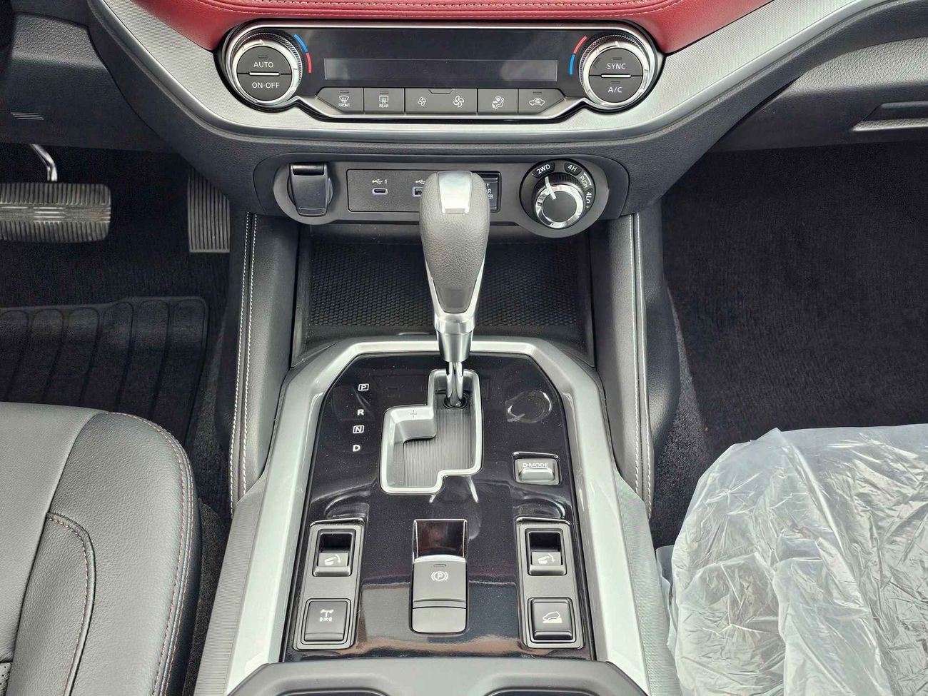 Nissan XTerra PLATINUM / 2.5L / LEATHER SEATS WITH "4" CAMERAS  (CODE # 67964)