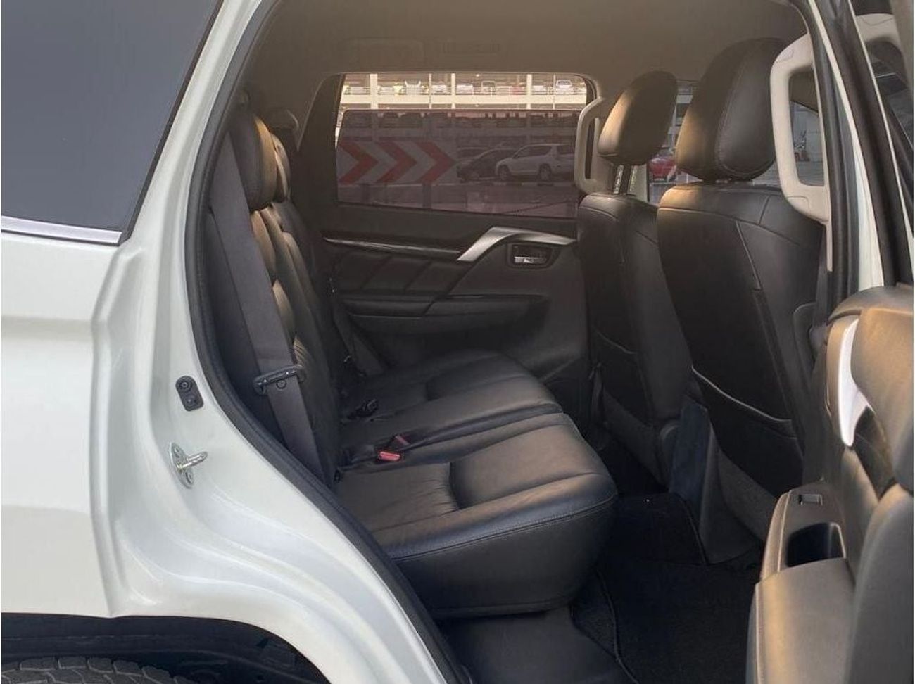 ميتسوبيشي باجيرو Diesel 2.4 Liter Right Hand Drive Automatic 7 Seater Leather seats 4WD