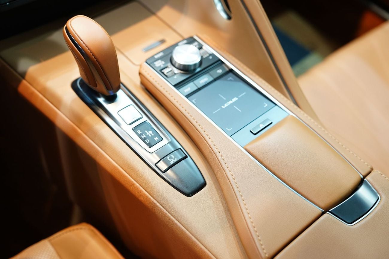 لكزس LC 500 Mark Levinson Audio, Ultra White, Tan Interior, 471 HP V8, GCC Specs!!