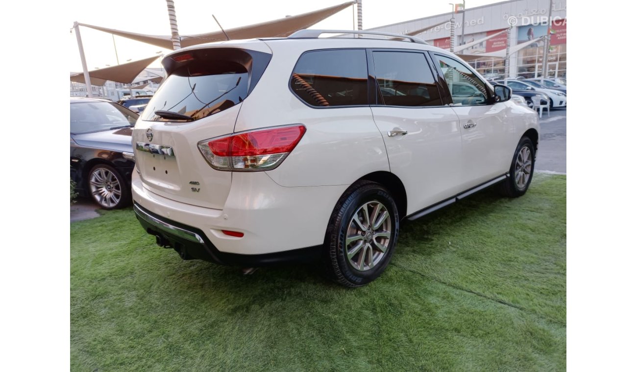 Nissan Pathfinder American import number 2, white color inside gray, fingerprint, rear camera screen, cruise control,