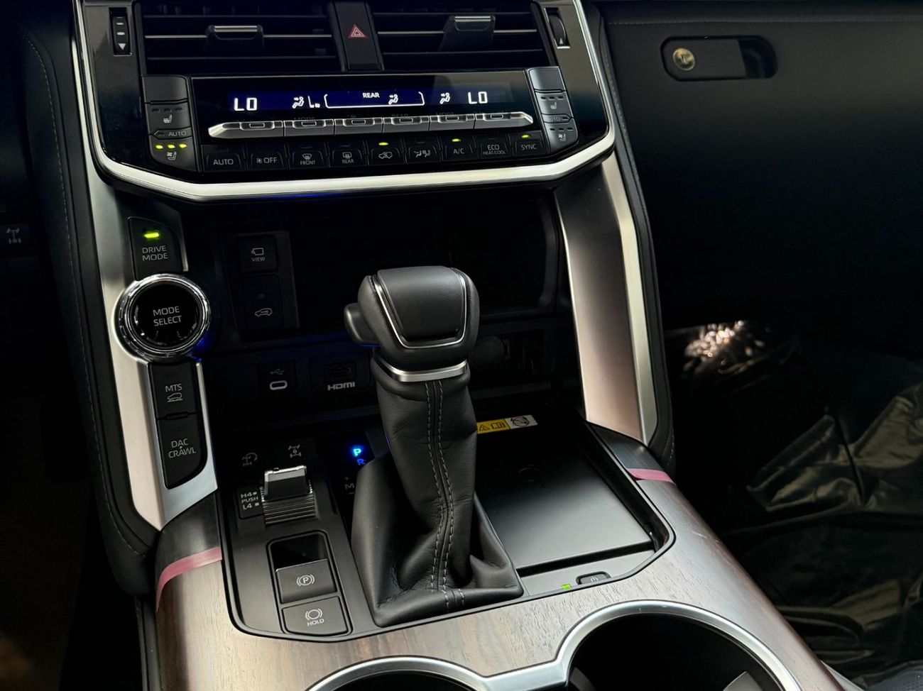 Toyota Land Cruiser 2026 LAND CRUISER 300 VX-HIGH 3.5 HYBRID TWINTURBO MHEV **EXPORT ONLY**التصدير فقط خارج الخليج***