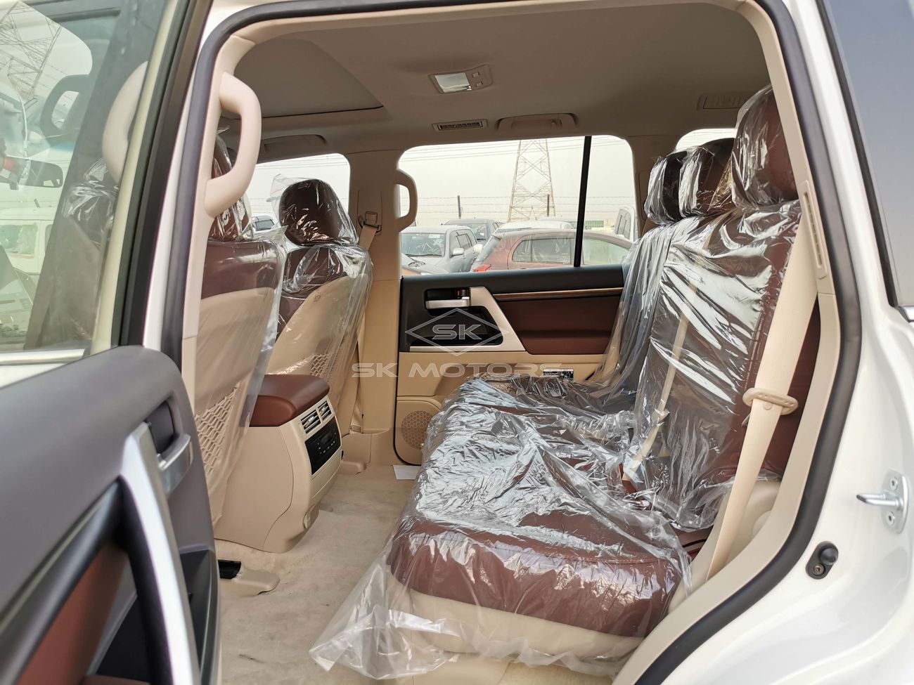 Toyota Land Cruiser 4.5L Diesel, 20" Alloy Rims, Tesla DVD 16", Parking Sensors, Sunroof, Leather Seats (CODE # VX04)