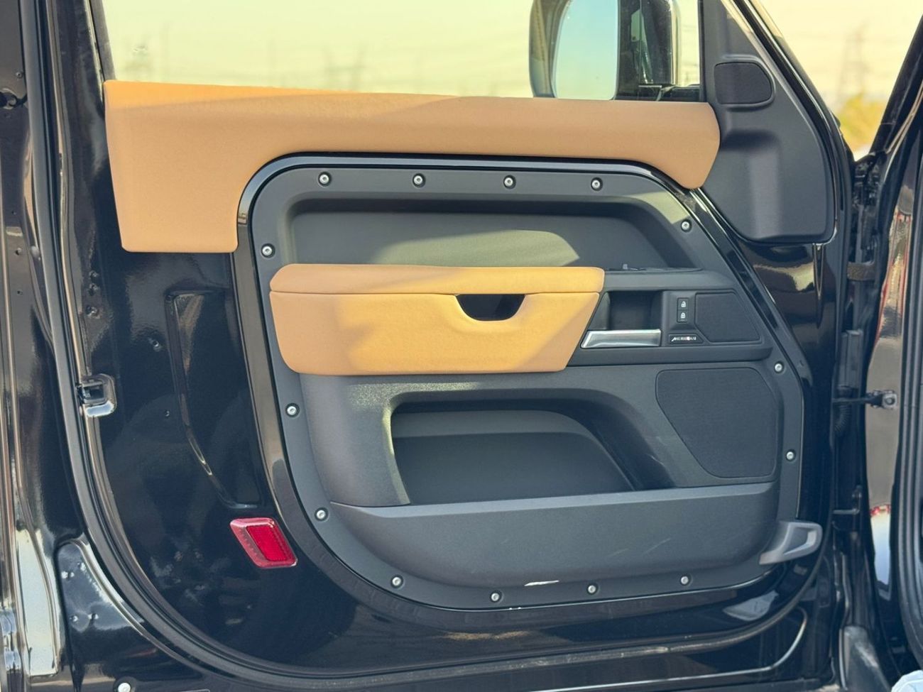 لاند روفر ديفندر Land Rover Defender P400 X-Dynamic SE 2025 2DOORS