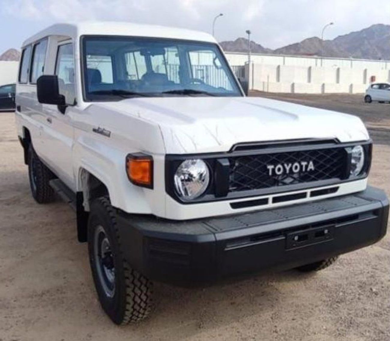 Toyota Land Cruiser Pick Up TOYOTA LANDCRUISER STEEL ROOF VAN ( HZJ) LC78