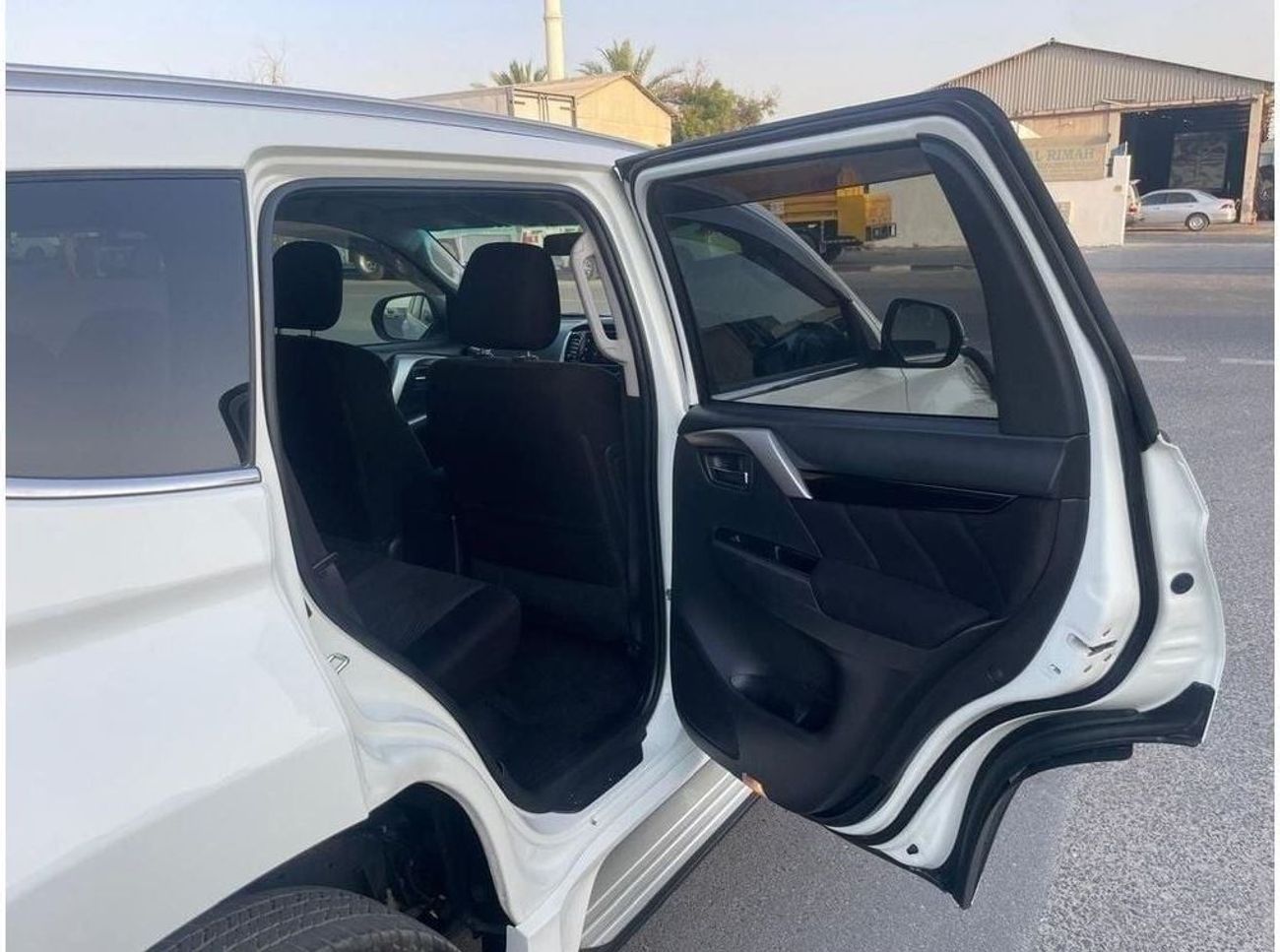 ميتسوبيشي باجيرو Diesel 2.4 Liter Right Hand Drive Automatic 4WD T.V Back Camera