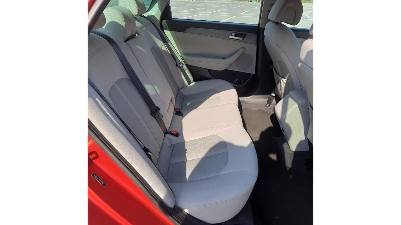 Hyundai Sonata GL Hyundai Sonata Se 2017 Red 2.4L 4 vin: 5NPE24AF4HH495067   ( UAS_ SPEC) VERY GOOD CONDITION