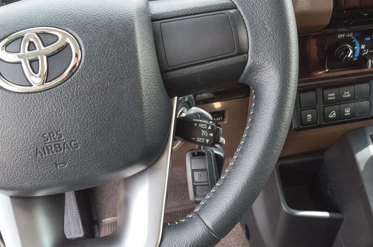 تويوتا لاند كروزر 70 TOYOTA LAND CRUISER 71 4.0L 4WD 3DOOR SUV 2025