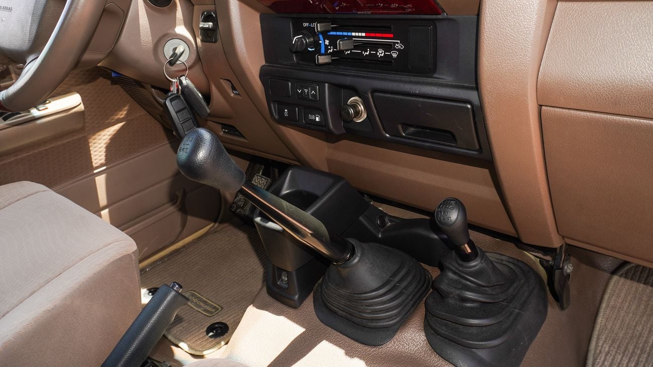 Toyota Land Cruiser Pick Up LX 4.0L V6 SINGLE CABIN M/T