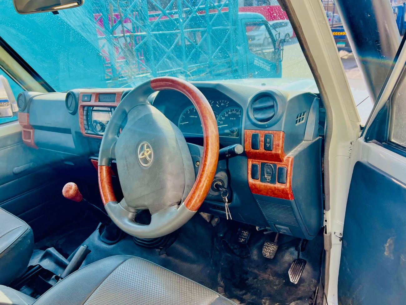 تويوتا لاند كروزر Toyota landcruise Hardtop 2011model 4.2 1HZ Diesel engine Colour White Transmission Manual Interior 