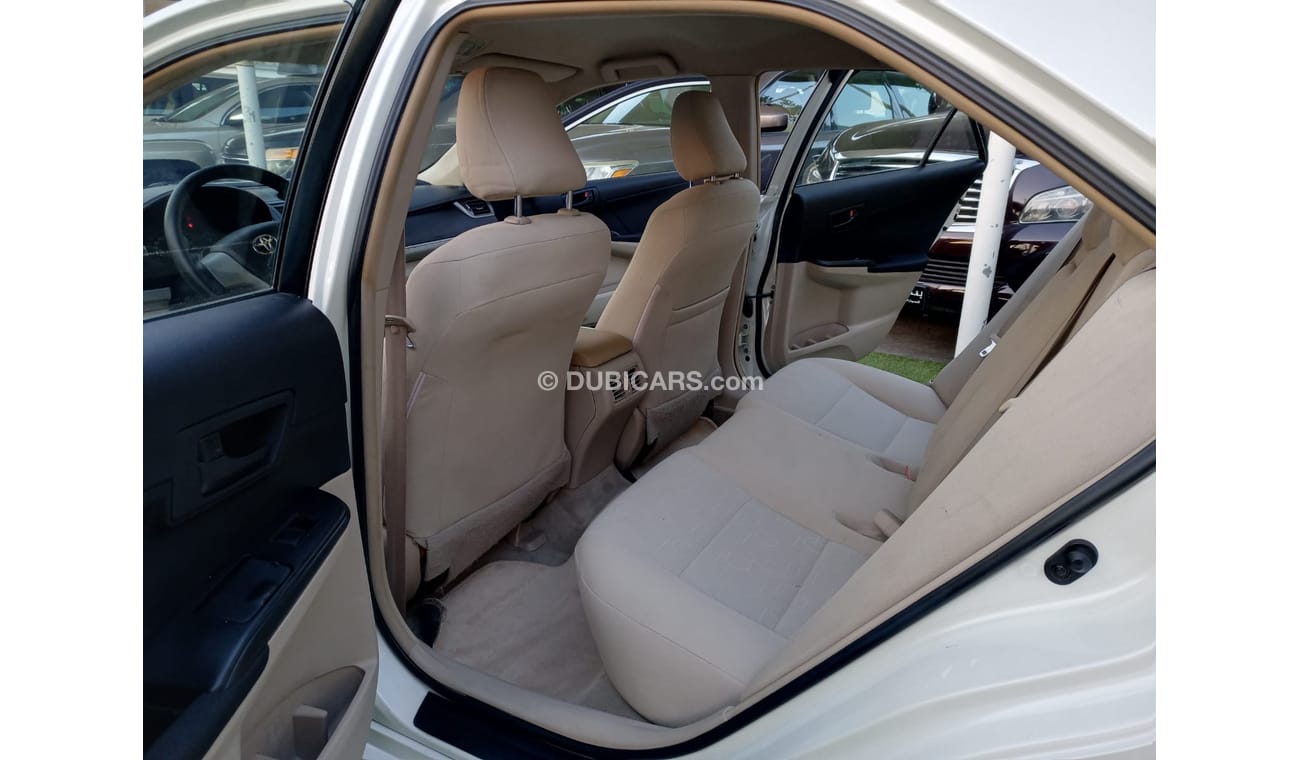 Toyota Camry 2012 GCC model, white color, beige interior, without accidents, rear camera control, Android screen,