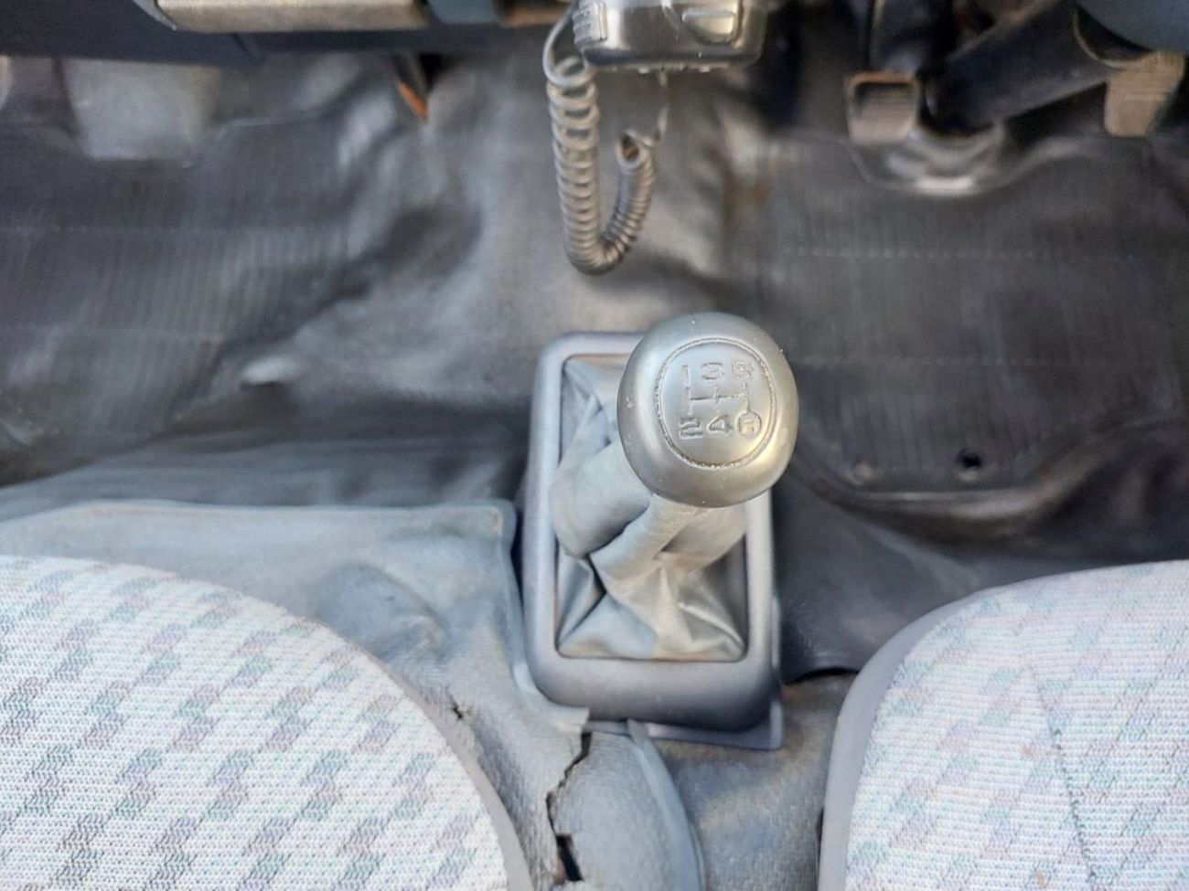 تويوتا هاياس TOYOTA HIACE COMMUTER VAN RHD 2004 MODEL 3.0 L DIESEL MANUAL(PM20757)