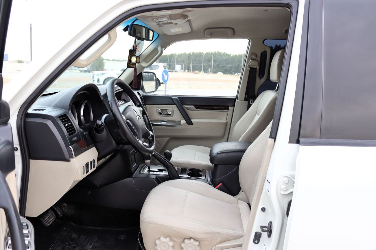 ميتسوبيشي باجيرو GLS 3.5L (186 HP) (7 Seater)