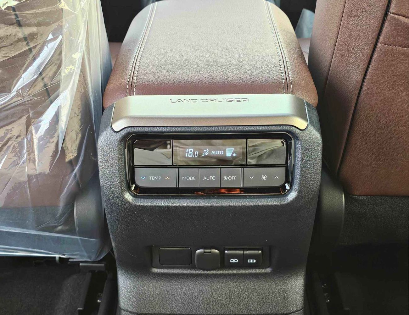 تويوتا برادو ADVENTURE TURBO/2.8L V4 DIESEL/DRIVER POWER SEAT WITH LEATHER/DVD+CAMERA /COOL BOX (CODE # P28ADV3)