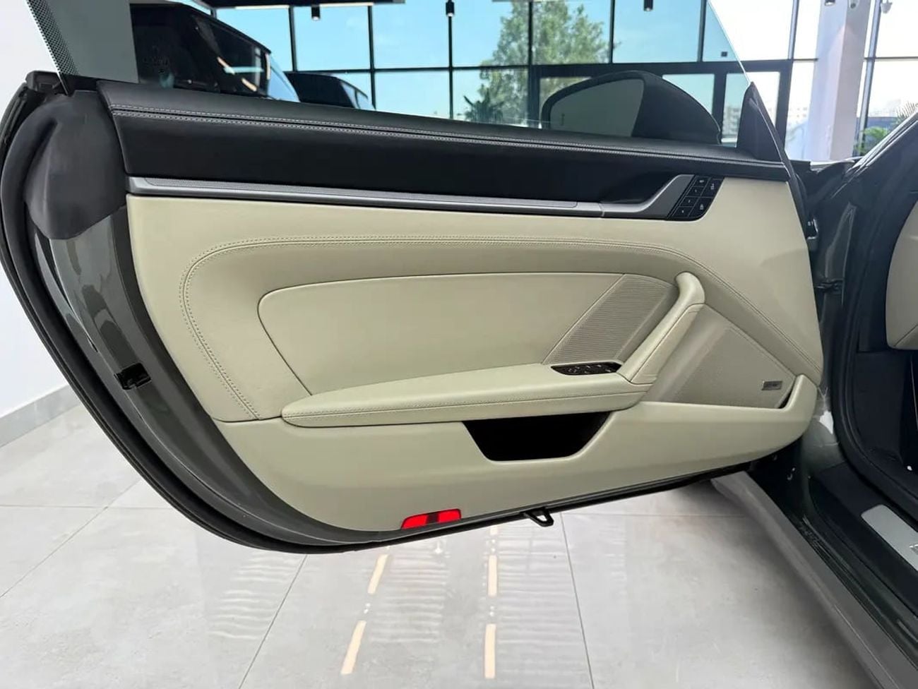 بورش كاريرا جي تي 911 Carrera Cabriolet - GCC Specs - Pristine Condition