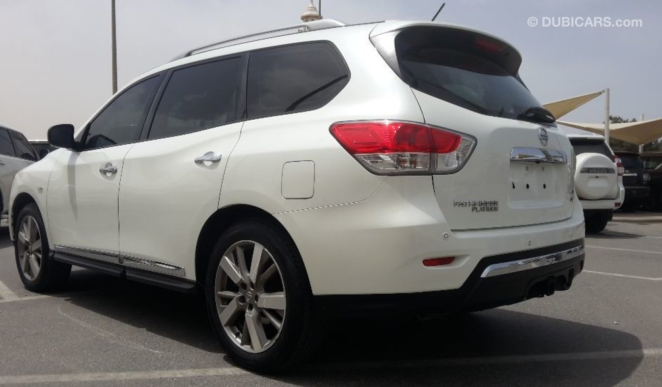 Nissan Pathfinder SE Pelatinum