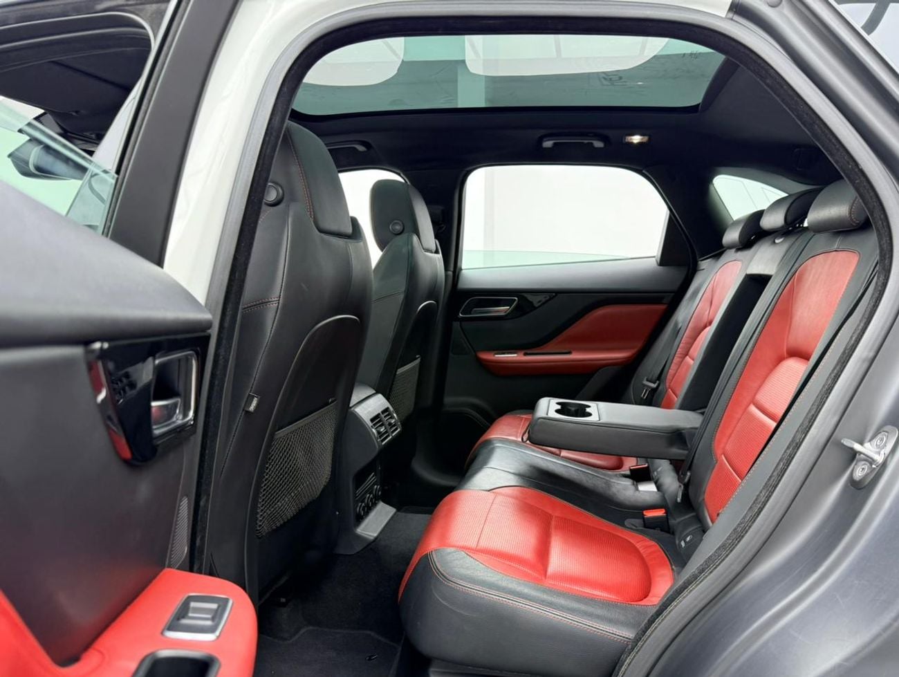 Jaguar F-PACE 2017 Jaguar F-Pace R-Sport, Full Service History, Excellent Condition, GCC