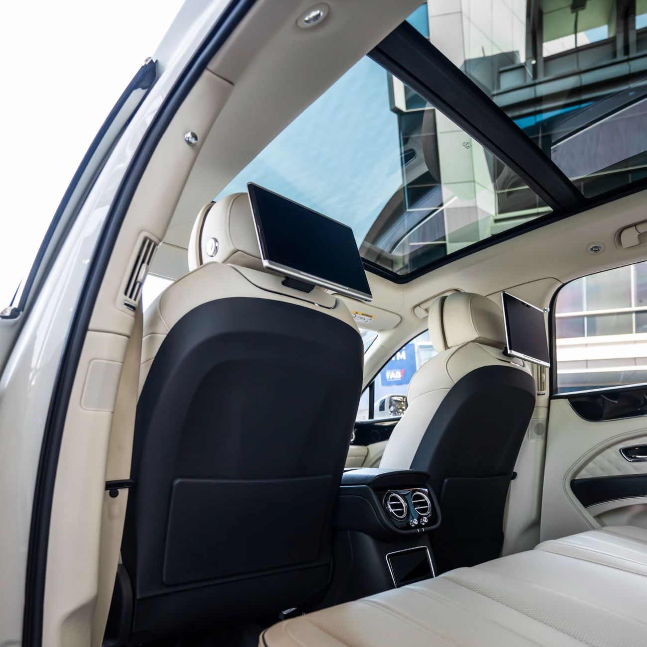 Bentley Bentayga 2023 BENTLEY BENTAYGA V8 DONE ONLY 30,000KM