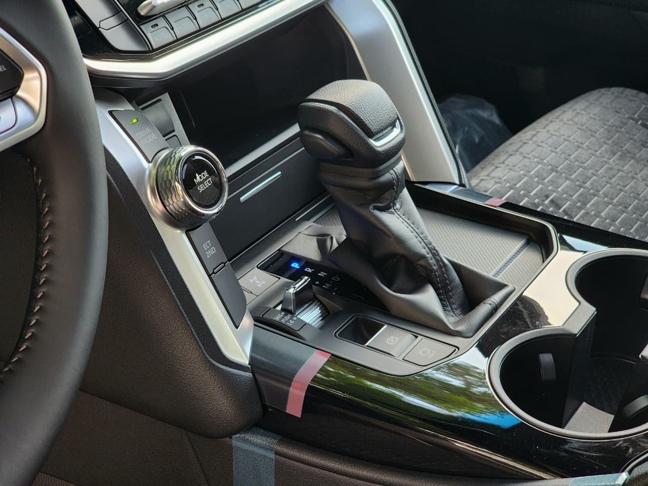 تويوتا لاند كروزر LC300 GXR 3.5 - MID OPTIONS - SUNROOF - 2025 MODEL - WHITE INSIDE BLACK - GCC SPECS