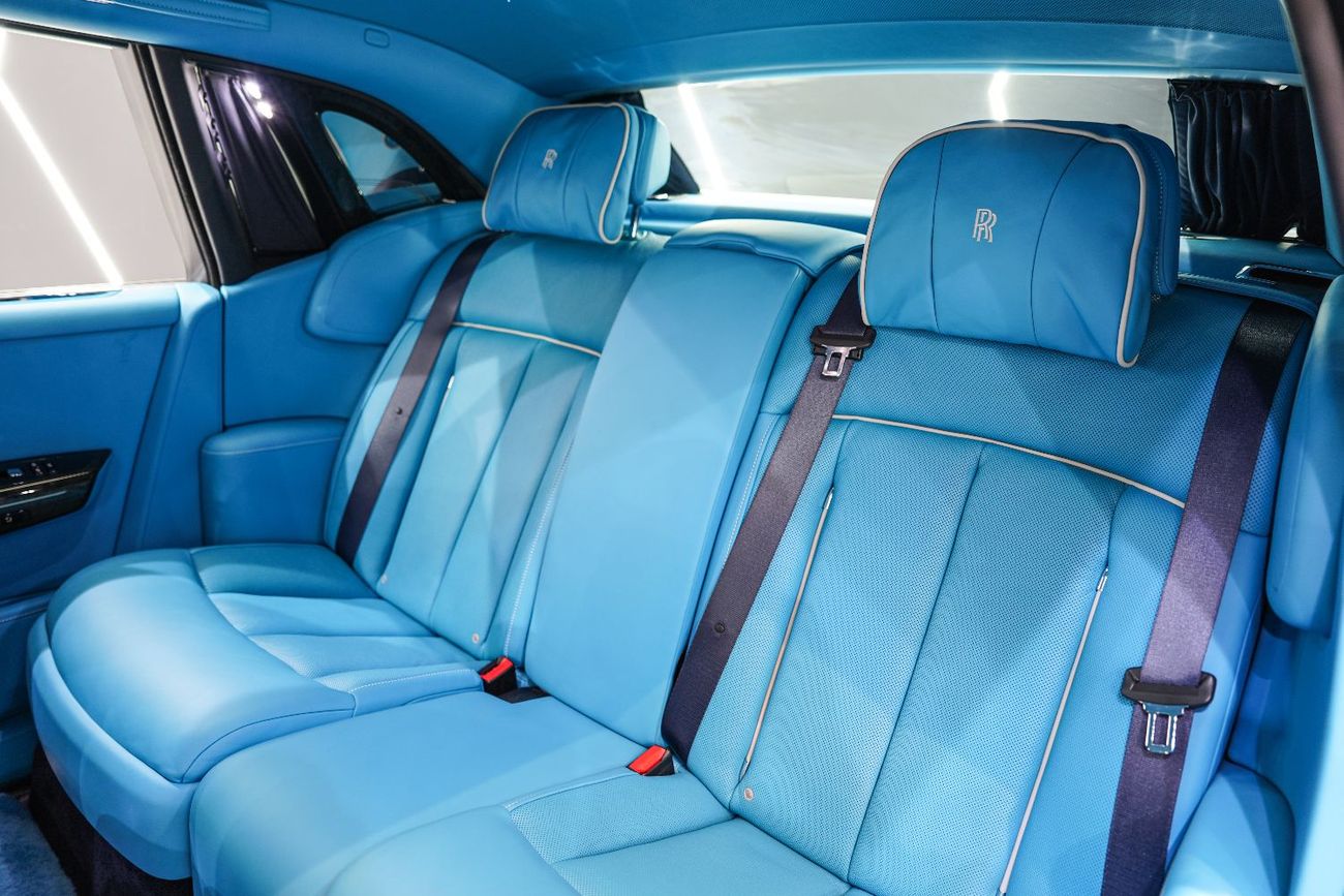 Rolls-Royce Phantom Std 6.8L 2018 Rolls Royce Phantom, Two-Tone Exterior, Rear Entertainment, Bespoke Audio, GCC Specs!!